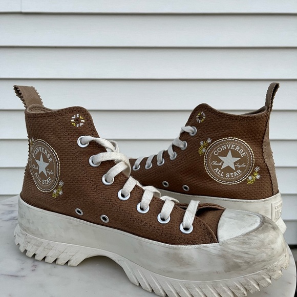 Converse Women's Chuck Taylor All Star Lugged 2.0 Sneaker - Picture 1 of 4